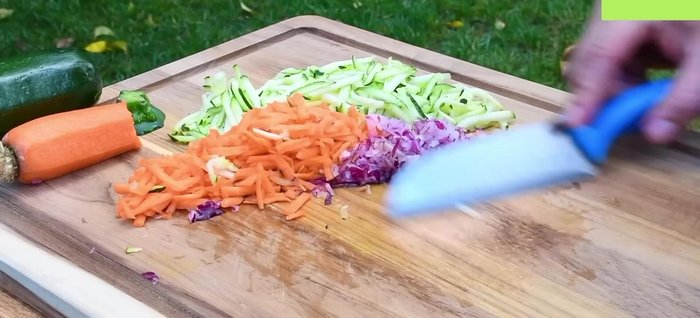 Mezclar los vegetales rallados con una cucharadita de sal en una taza para extraer el exceso de agua.