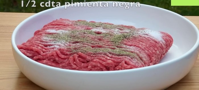 En un recipiente aparte, mezclar la carne molida con sal, pimienta, ajo rallado, perejil o cilantro picado, un huevo y pan molido.