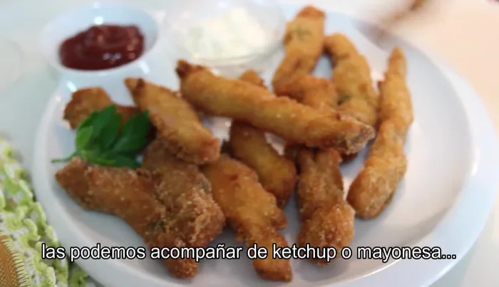 Escurrir el exceso de aceite en papel de cocina.