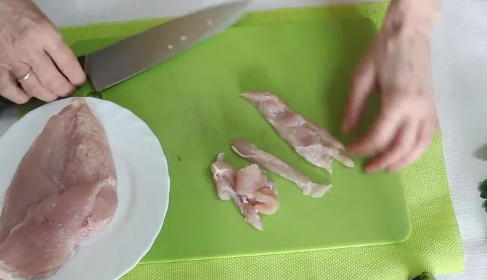 Poner las tiras de pollo en un bol, agregar sal y mezclar bien. Reservar.