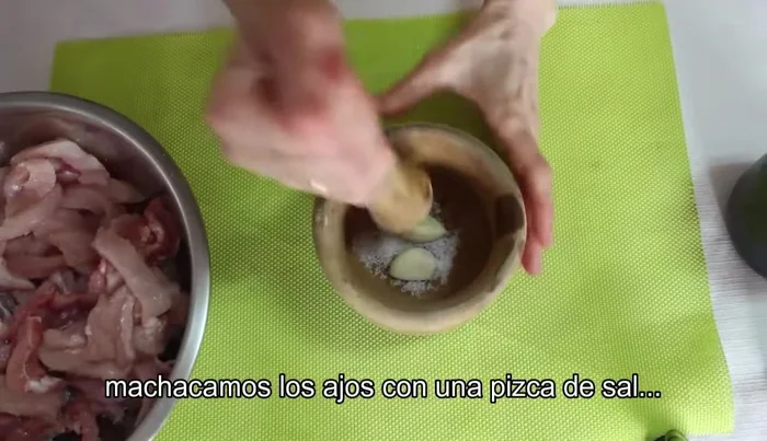 Machacar los ajos con una pizca de sal en un mortero. Añadir la leche y mezclar.