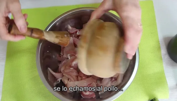 Agregar la mezcla de ajo y leche a las tiras de pollo. Incorporar el perejil picado y mezclar.