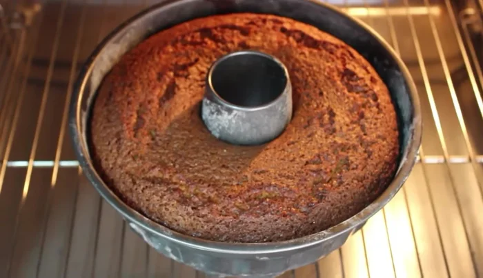 Sacar del horno, dejar templar y desmoldar.