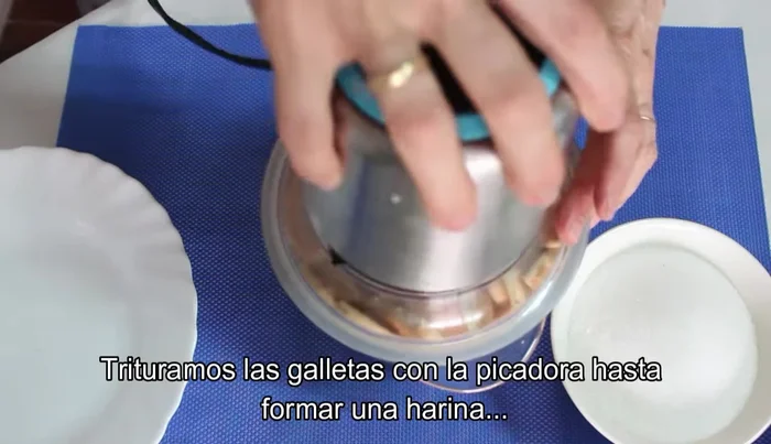 Triturar las galletas María con la picadora hasta formar harina.