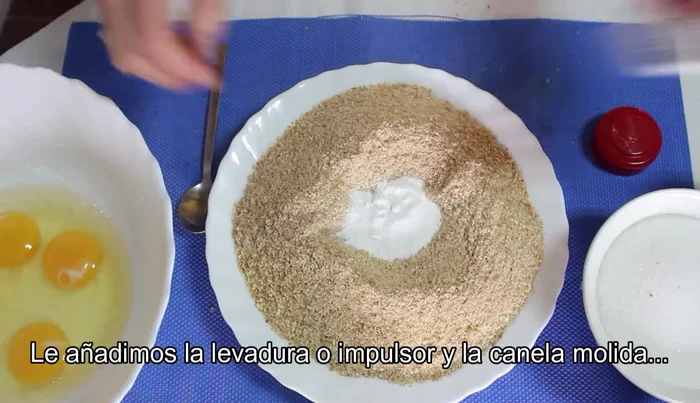 Añadir el impulsor y la canela molida a la harina de galletas. Mezclar y reservar.