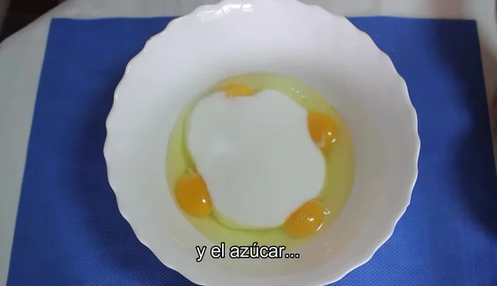 En un bol, batir los huevos con una pizca de sal y el azúcar hasta que blanqueen y doblen su volumen.