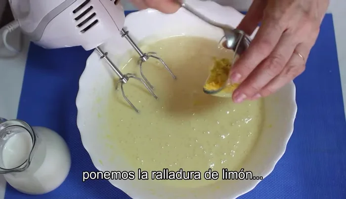 Incorporar la ralladura de limón.