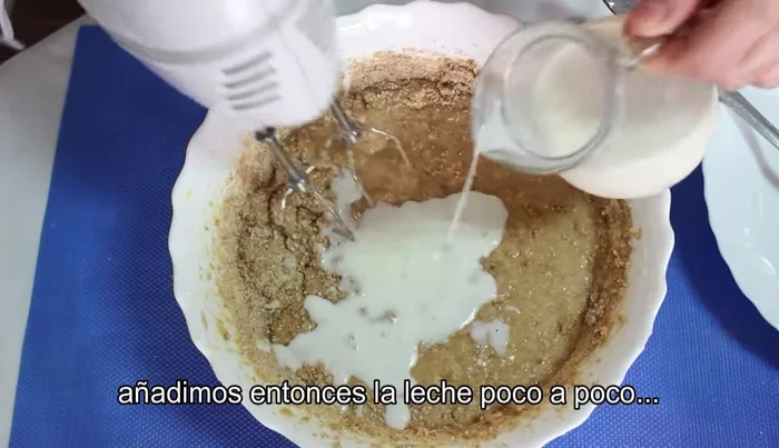 Añadir la leche poco a poco, batiendo hasta que esté completamente incorporada.