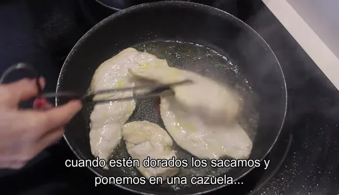 Sacar los filetes y colocarlos en una cazuela.