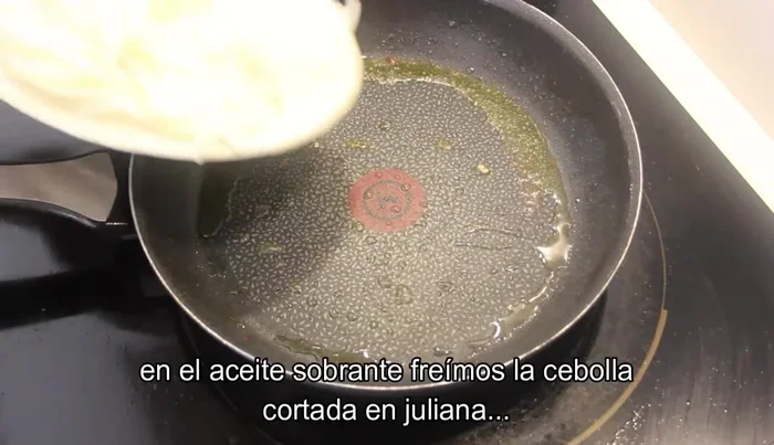 En el aceite sobrante de la sartén, freír la cebolla cortada en juliana con un poco de sal hasta que esté dorada.