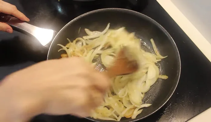 Agregar la cebolla dorada a la cazuela con los filetes.