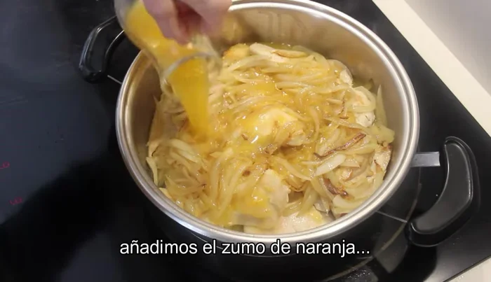 Añadir el zumo de naranja a la cazuela hasta cubrir los filetes. Tapar y dejar cocinar a fuego medio-bajo durante 2 o 3 minutos.