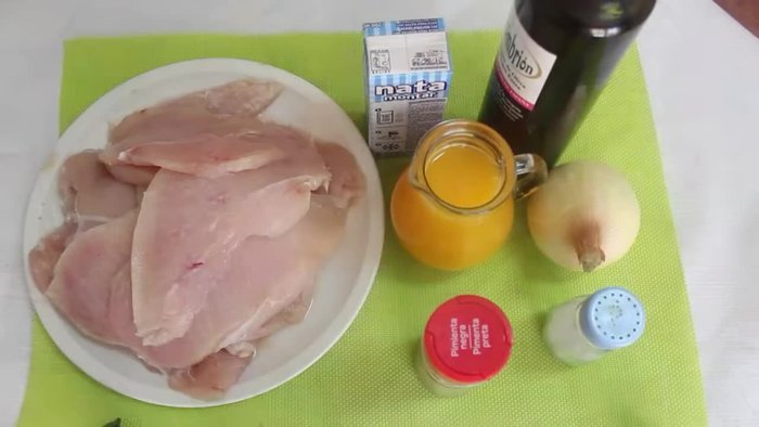 En una sartén, poner un poco de aceite y freír los filetes de pechuga con un poco de sal por ambos lados hasta que doren ligeramente.