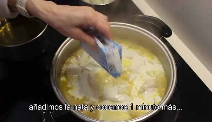 Destapamos, echar la nata y dejar cocinar todo junto durante 1 minuto más.