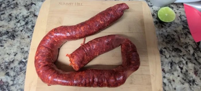 Cortar el chorizo en trocitos.