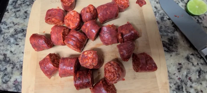 Cocinar el chorizo en una sartén aparte a fuego mediano-alto sin agregar grasa (a menos que sea necesario). Voltear ocasionalmente hasta que esté dorado.