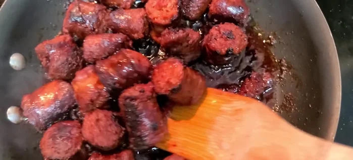 Una vez cocinado el chorizo, reservar en un plato para que escurra el exceso de grasa.