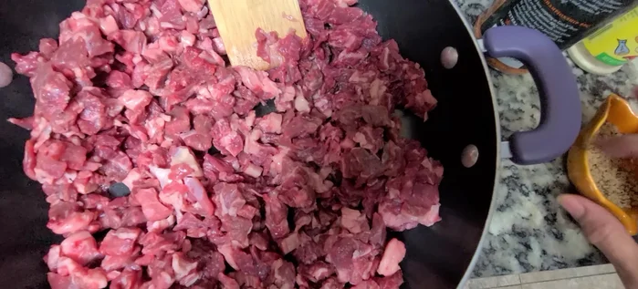 Agregar sazonador, sal de ajo, ajo picado y cebolla a la carne picada. (O usar solo ajo y cebolla)