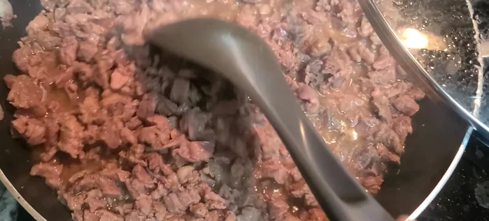 Cuando la carne esté casi lista (después de aproximadamente media hora), destapar para que se seque un poco el líquido.