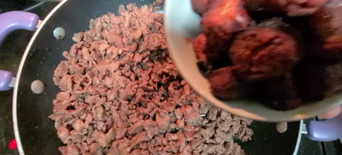 Agregar el chorizo cocido a la carne. Puedes esparcirlo encima o revolverlo.
