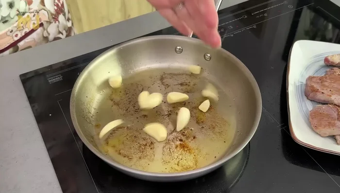 En la misma sartén, echar un poco más de aceite y dorar una cabeza de ajos enteros y pelados.
