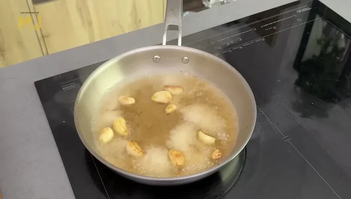 Verter 100 ml de vino blanco y dejar reducir a fuego fuerte 5 minutos. Incorporar la carne, verter 150 ml de caldo de pollo y cocinar 10 minutos hasta que el solomillo esté cocinado.