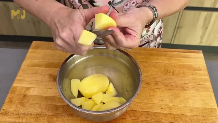 Freír patatas cortadas en trozos irregulares en abundante aceite de oliva virgen extra.