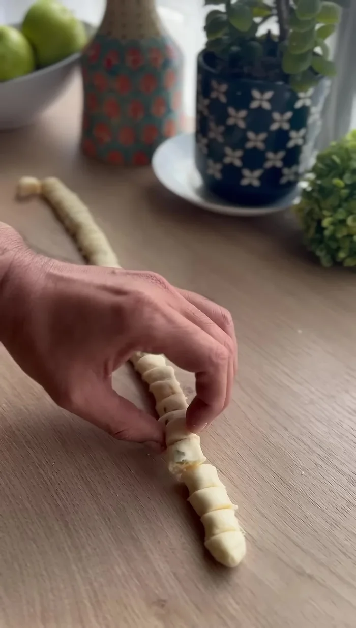 Colocar los chipacitos en una placa aceitada (para horno) o en la freidora de aire.