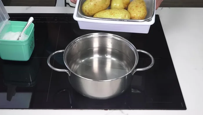 Lavar muy bien las patatas (dejando la piel) y cocerlas en agua con sal a fuego medio-alto hasta que estén tiernas (aprox. 35 minutos).
