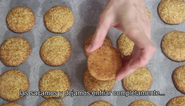Sacamos las cookies del horno y las dejamos enfriar completamente antes de manipularlas, ya que son muy delicadas.