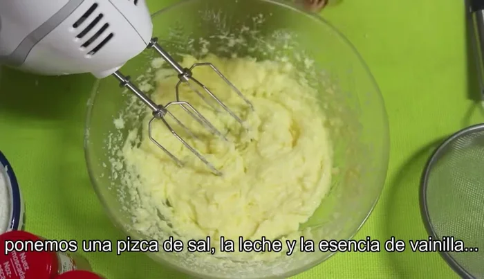 Añadimos la esencia de vainilla, mezclamos de nuevo y vamos agregando la harina tamizada junto con la levadura, poco a poco, mezclando hasta integrarla por completo.