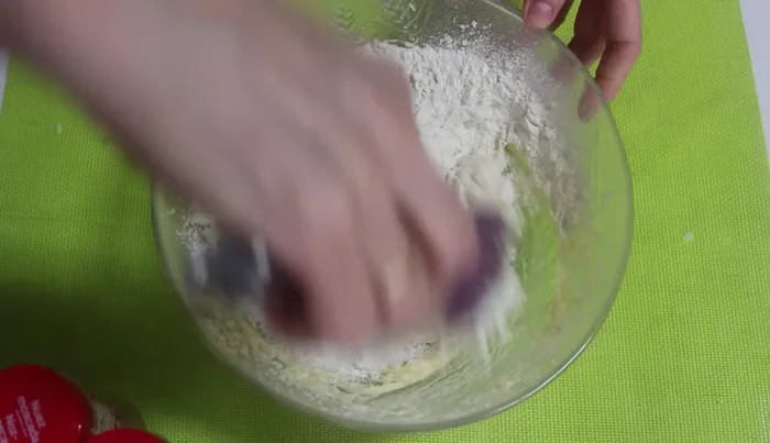 Amasamos un poco con las manos o con una espátula hasta obtener una masa ligeramente pegajosa. La tapamos y la dejamos en el refrigerador durante una hora.