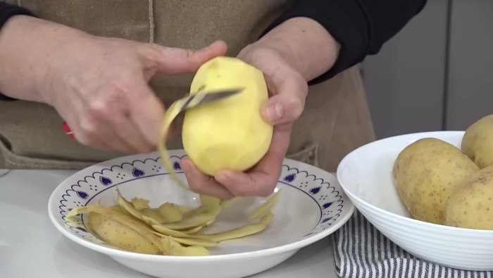 Pelar y cortar las patatas en láminas.