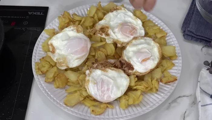 Añadir sal a los huevos.