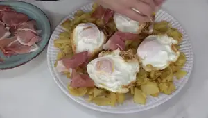 Huevos Rotos con Patatas y Jamón: Receta Fácil y Rápida