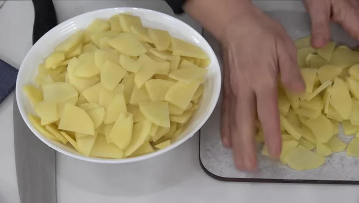 Guardar las patatas cortadas en un recipiente.