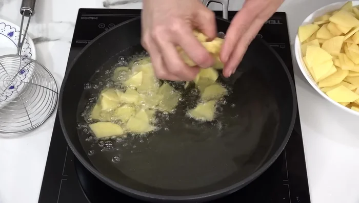 Freír las patatas en abundante aceite en una sartén a fuego medio-alto (número 8), removiendo ocasionalmente, hasta que estén doradas y crujientes. Retirarlas y escurrirlas sobre papel absorbente.