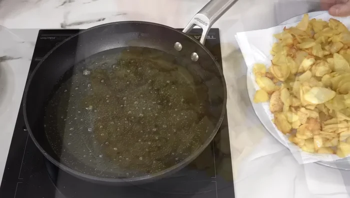Agregar una pizca de sal a las patatas fritas.