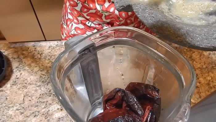 Licuar los chiles hidratados con la mezcla de especias y ajo, el jugo de naranja agria restante. Dejar enfriar.