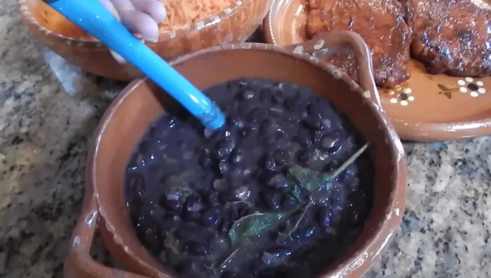 Servir con arroz rojo, frijoles negros y tortillas calientes.