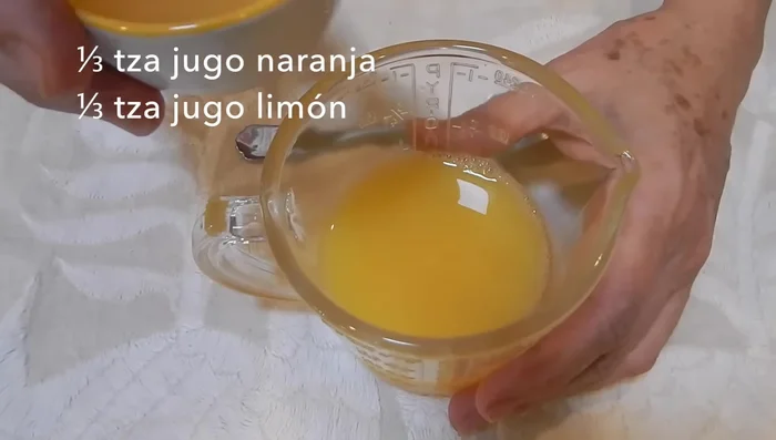 Preparar el jugo de naranja agria mezclando jugo de naranja dulce y limón recién exprimido.