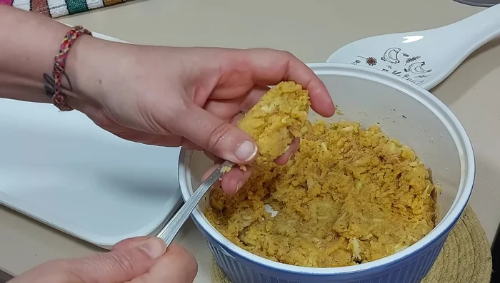 Formar bolitas de masa con las manos, presionándolas ligeramente para darles forma redonda u ovalada (como croquetas).
