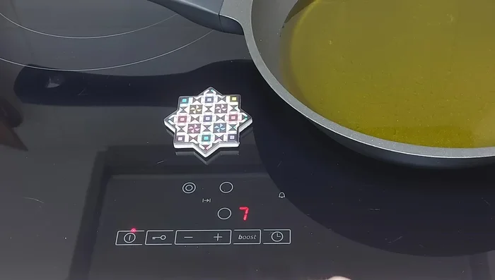Freír los huevos tontos en abundante aceite de oliva a temperatura media (nivel 7 de 9) en dos tandas, para que se cocinen bien por dentro y se doren por fuera. Voltear cuando se doren por un lado.