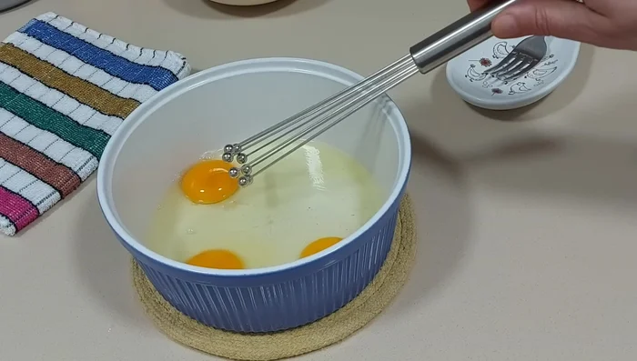 Batir los huevos en un recipiente.