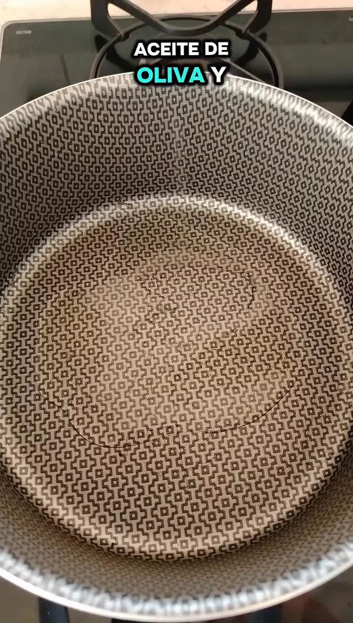 En una olla, dorar las piezas de pollo en aceite de oliva durante 3 minutos por cada lado (6 minutos en total). Reservar.