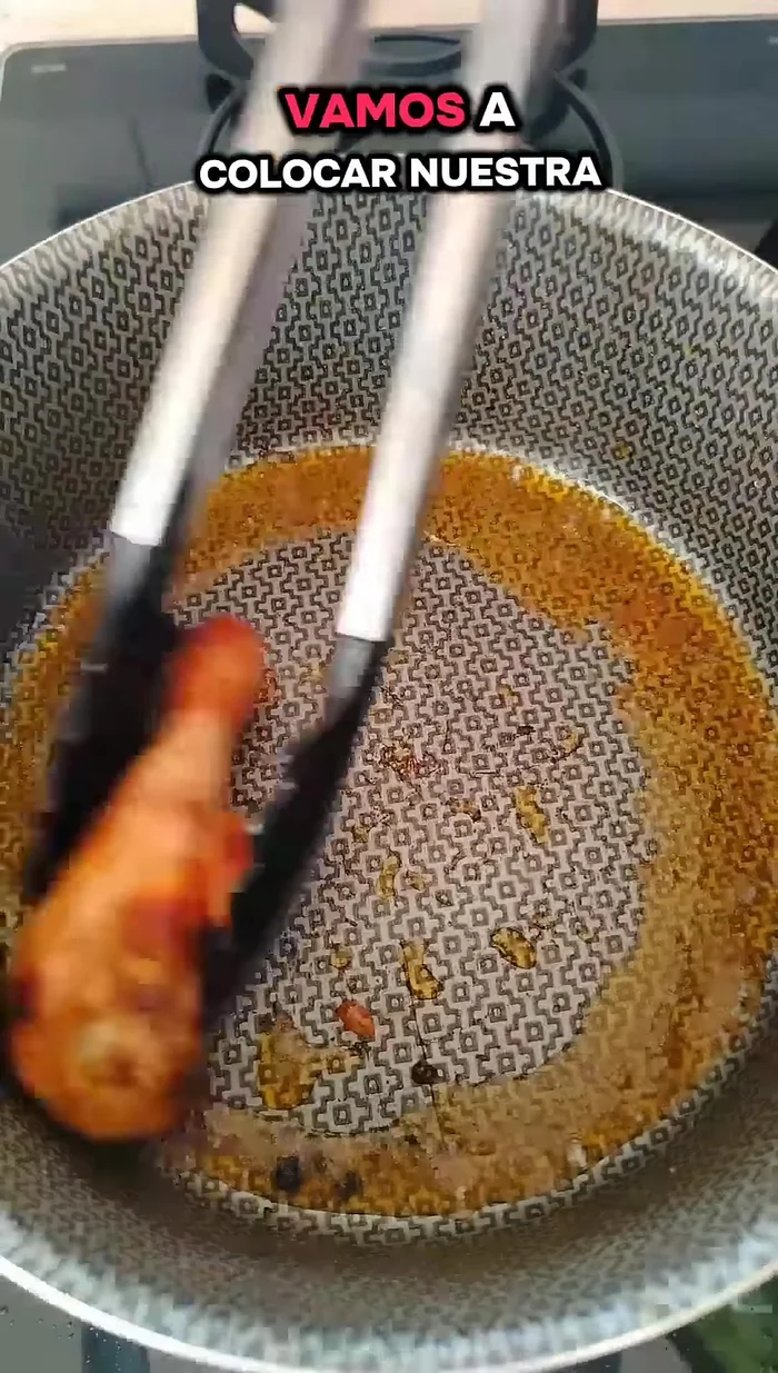 En la misma olla, sofreír cebolla picada en cuadro y una cucharada de ajo durante 5 minutos.
