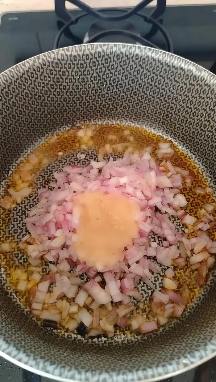 Agregar el pimentón picado en cuadro y cocinar por 3 minutos más.