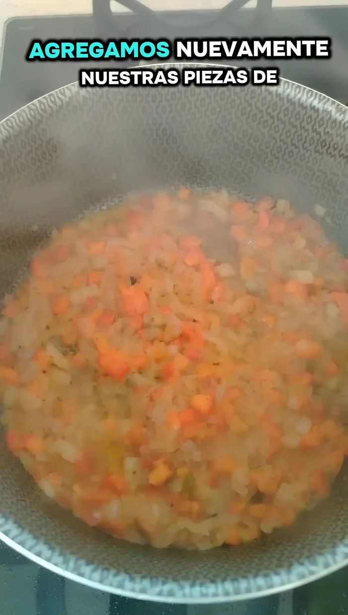Agregar nuevamente las piezas de pollo a la olla.