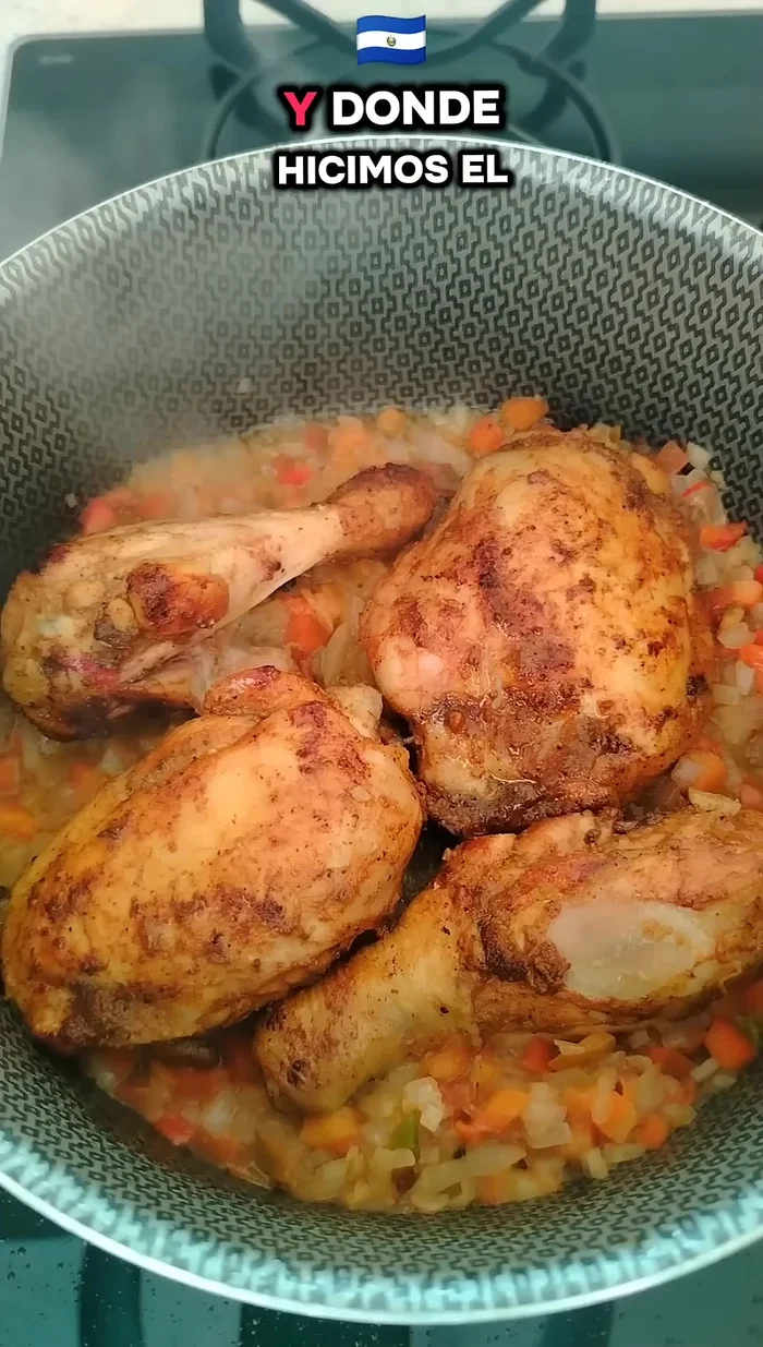 Agregar el agua del aderezo a la olla. Una vez que hierva, tapar.
