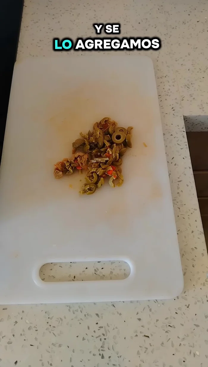 Agregar aceitunas picadas en cuadro.